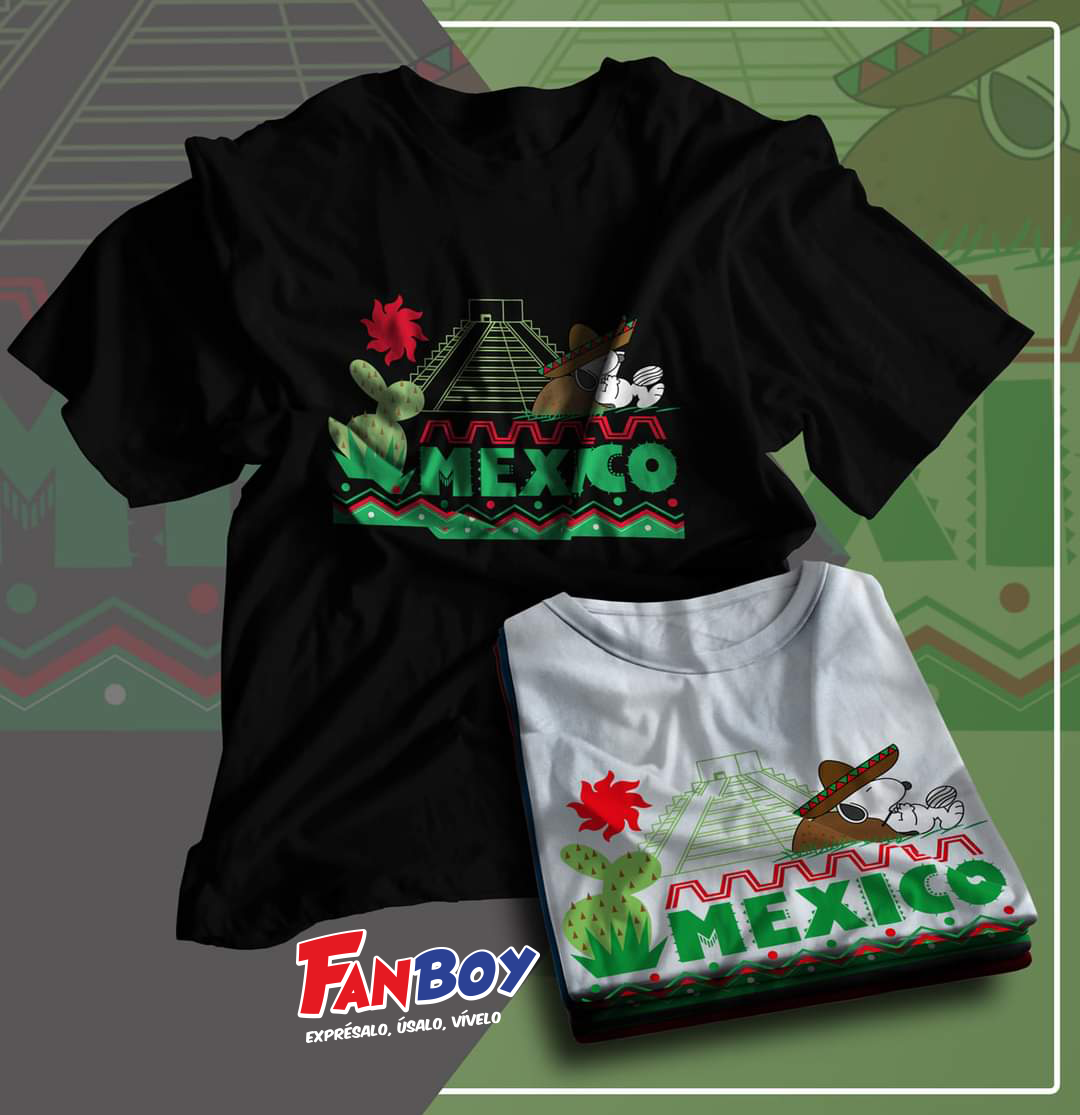 Playera Snoopy Mexicano descansando en la pirámide de Chichén Itzá.